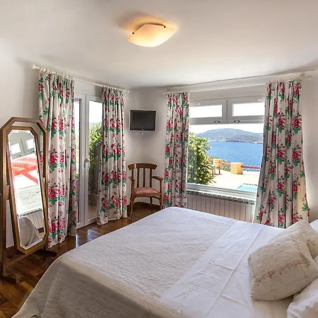Royal Seaside Villa *